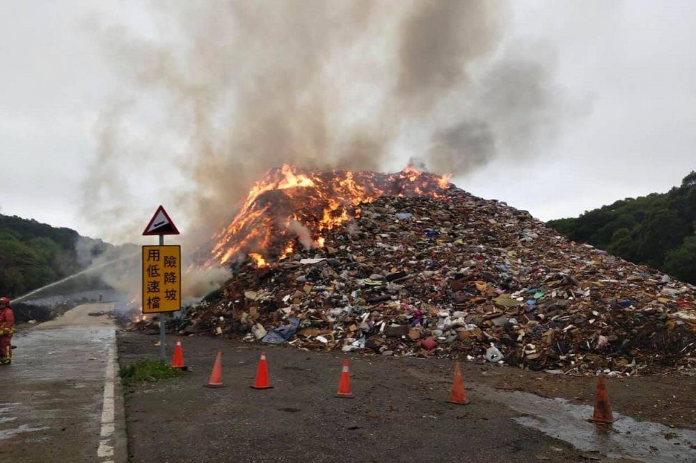 2月28日上午7時42分，新北市消防局接獲通報，八里區八里垃圾焚化廠巨大家俱暫置區，突然竄出大量火煙。（取自我是蘆洲人粉專）