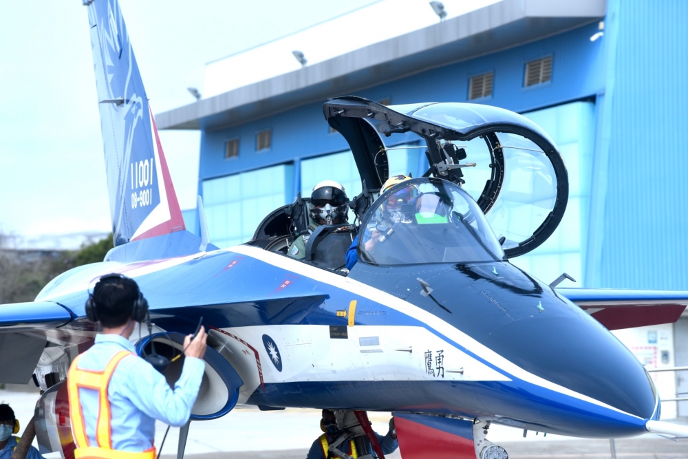 國機國造政策由漢翔公司負責研製的「勇鷹」高級教練機，已完成「新式高教機研發試飛測試」的階段性任務。（張哲偉攝）