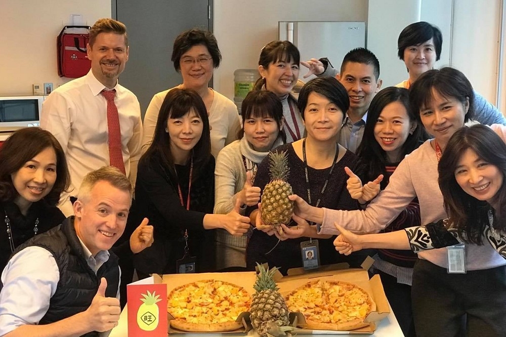 加拿大驻台北贸易办事处2日在脸书，端出夏威夷披萨，大赞对台湾凤梨品质的信任。（取自加拿大驻台北贸易办事处脸书）(photo:UpMedia)