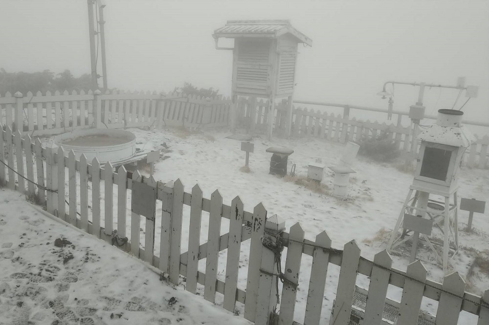 3日清晨玉山飄下3月瑞雪，持續半小時以上。(中央氣象局提供)