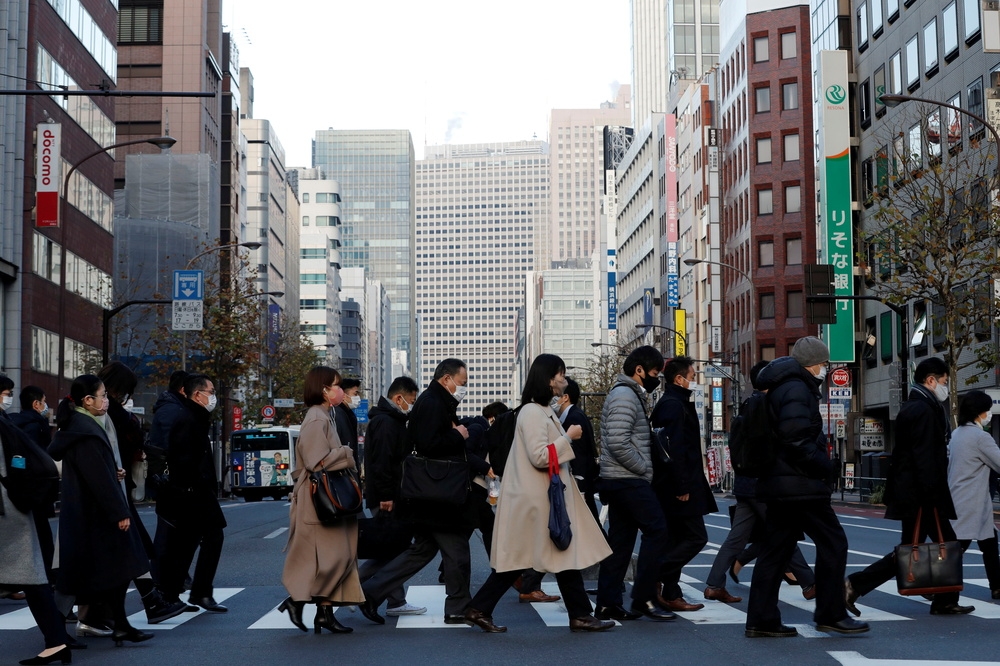 考量疫情持續升溫，日本政府宣布、首都圈4個行政區延長緊急狀態兩週。（湯森路透）