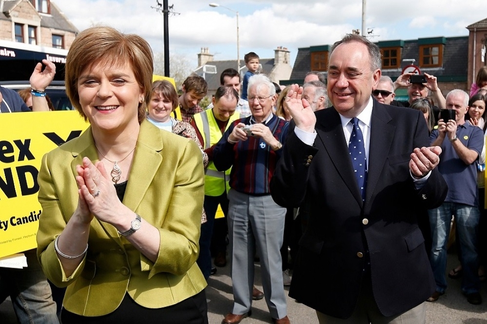 （左）蘇格蘭首席部長史特金和（右）前任首席部長薩蒙德2015年造勢合體。（湯森路透）