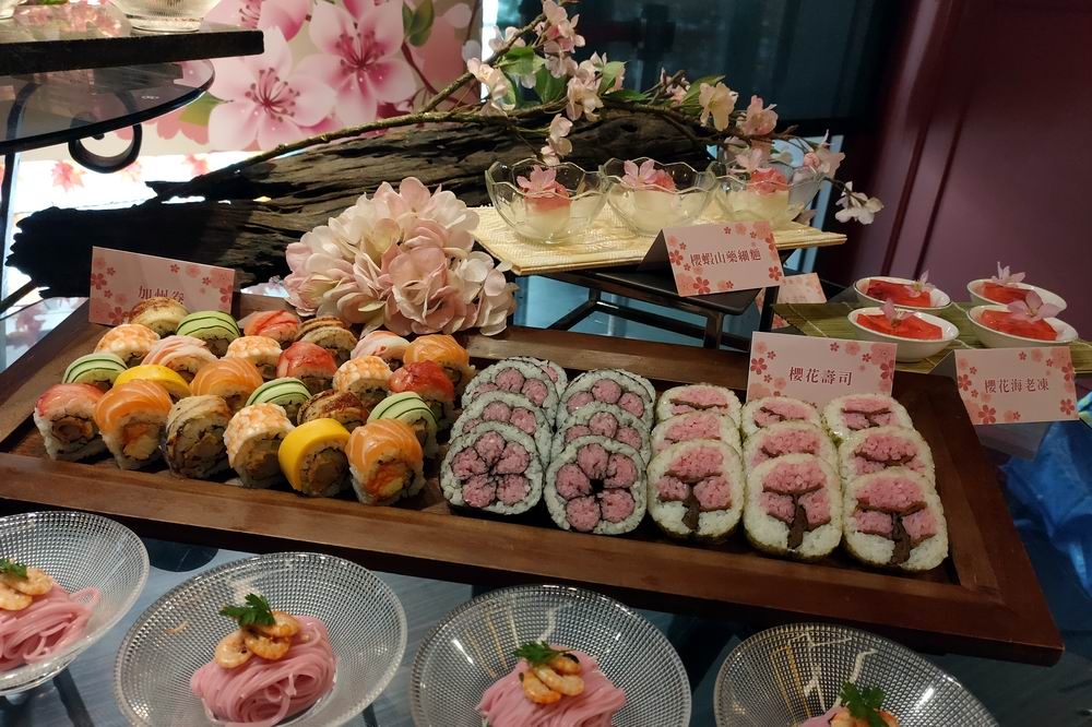 星饗道國際自助餐推出一期一會的櫻花限定料理。（楊文琳攝）