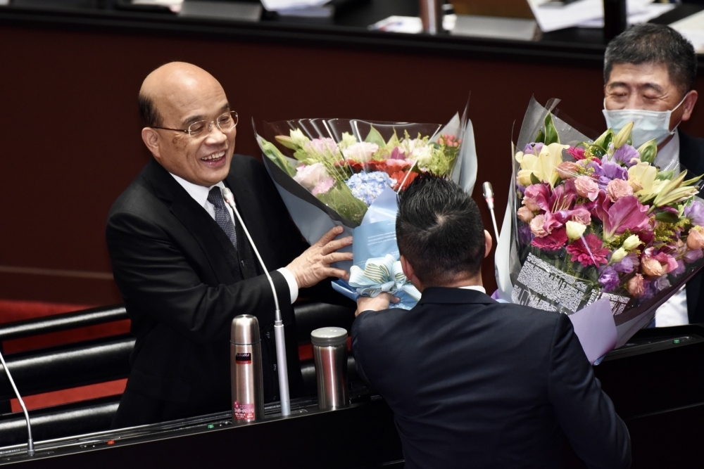 國民黨立委陳以信5日在質詢時向蘇貞昌、陳時中獻花，引起黨內批評。（張哲偉攝）