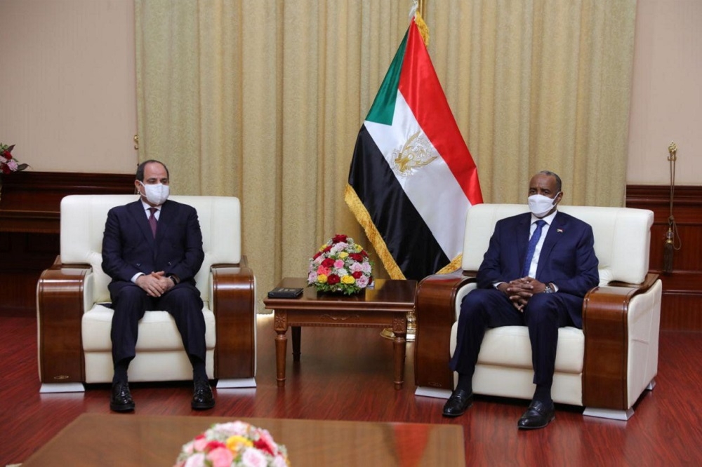 埃及總統塞西（左）與蘇丹聯合主權委員會主席布爾漢將軍（右）。（湯森路透）