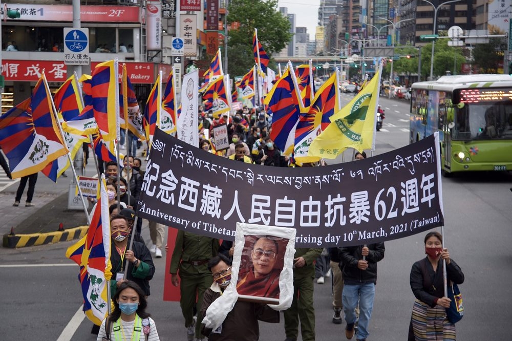 在台藏人福利協會等民團7日於台北舉行「310西藏抗暴日62週年」遊行，呼籲民眾支持西藏。（蔣銀珊攝）