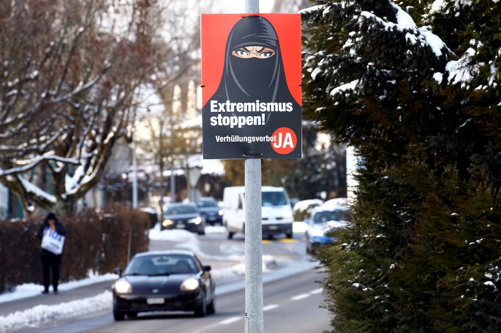 瑞士四處可見寫著「禁止極端主義」的標誌。（湯森路透）