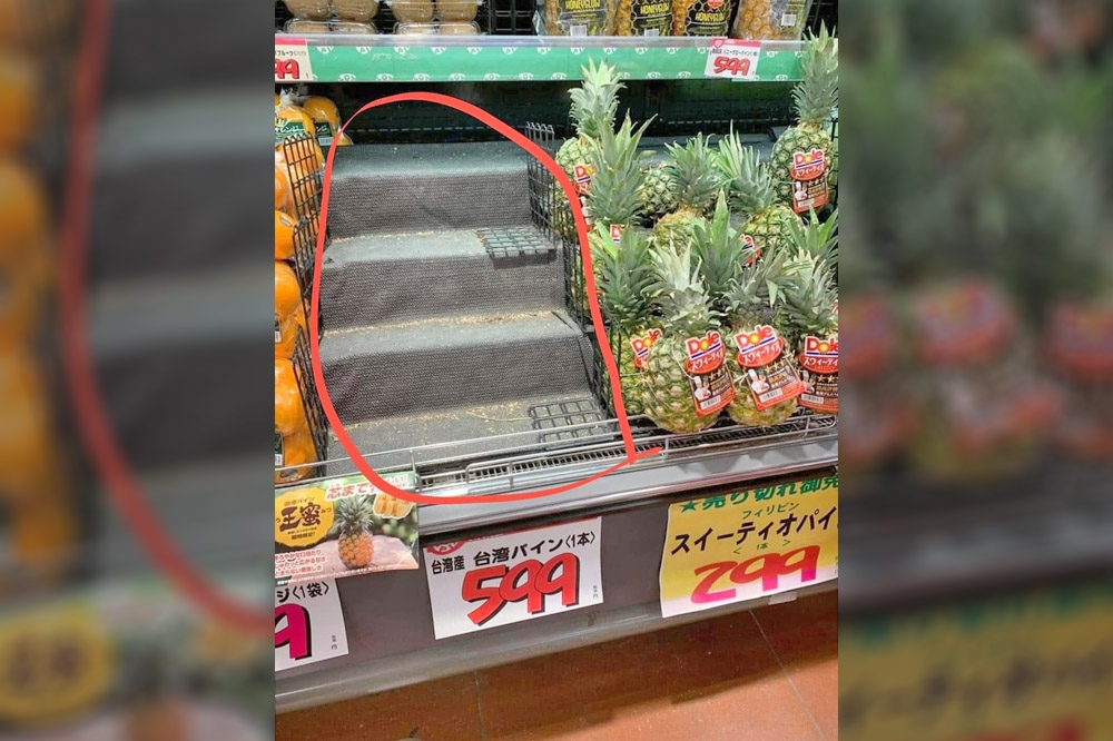 日本網友在臉書貼出日本當地超市現場照片，架上台灣鳳梨被搶購一空。（翻攝自臉書「日台交流広場」）