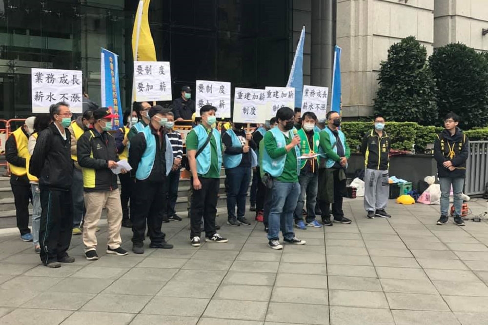 中華快遞工會率數十名員工赴交通部前舉行記者會，提出3大訴求，希望能改善17年來的低薪情況。（取自2020工人鬥總統粉專）