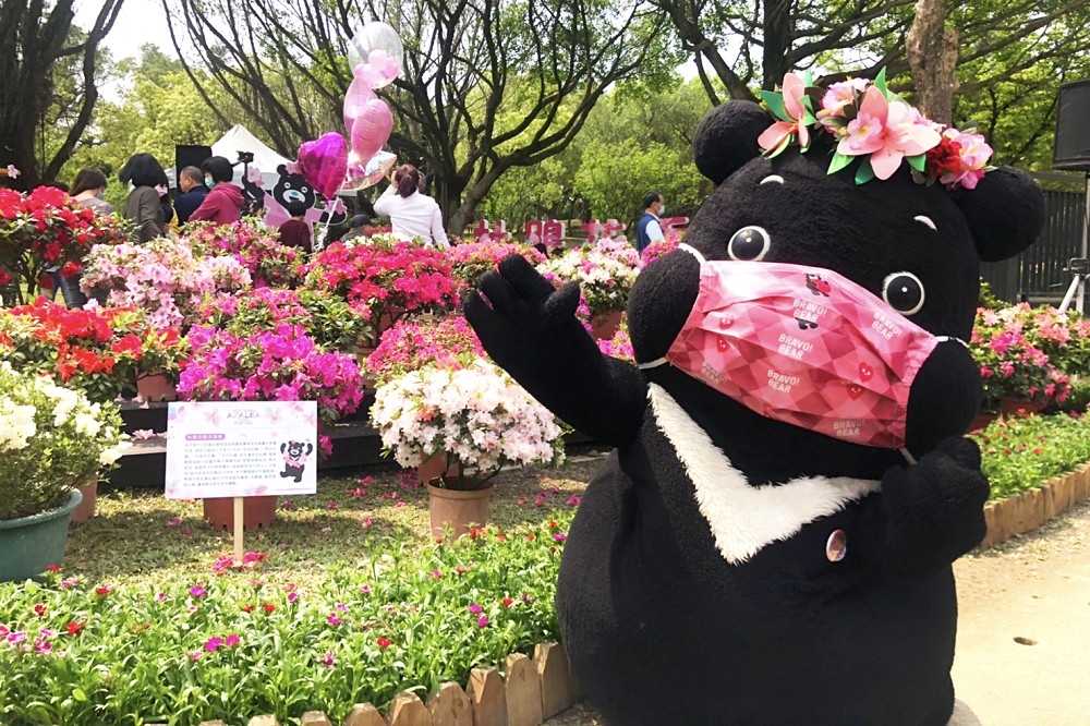 為「2021 台北杜鵑花季」活動專屬設計的全新粉嫩造型「杜鵑花專屬熊讚」（台北市政府觀光傳播局提供）