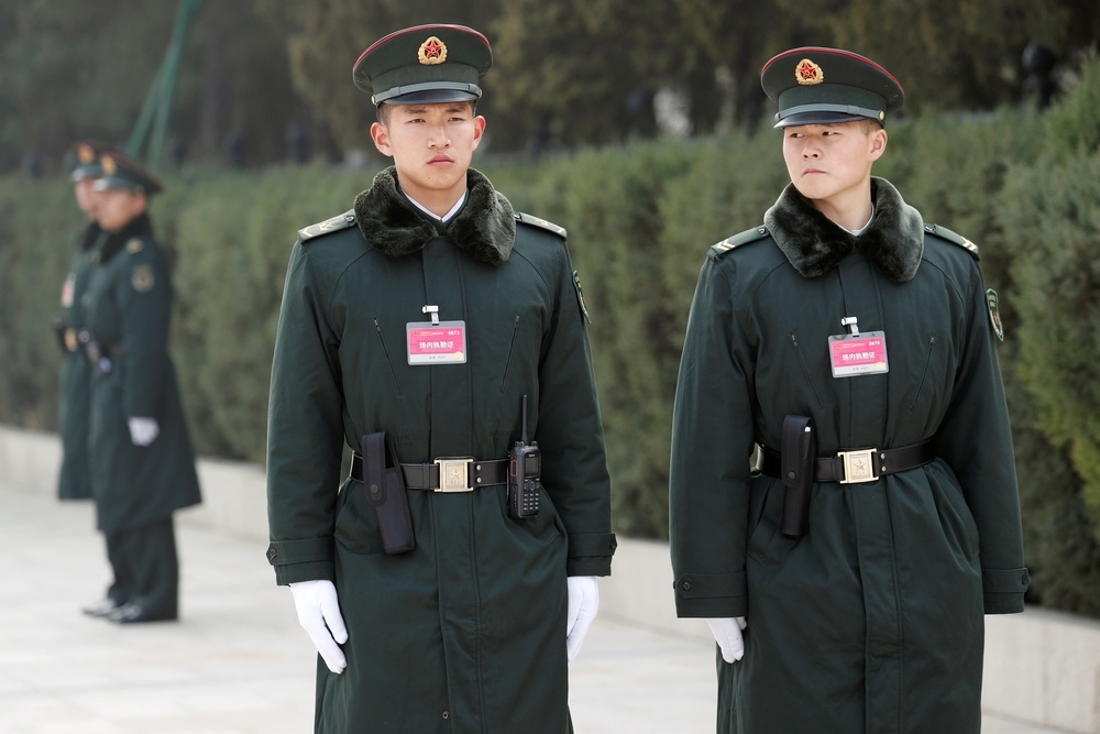 正在北京人民大會堂外巡守的解放軍官兵。（湯森路透）