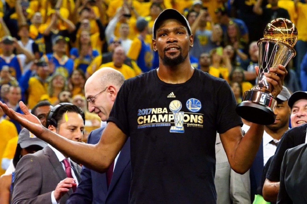 杜蘭特（Kevin Durant）在加盟勇士隊後，連續兩年率領勇士隊得到夢寐以求的總冠軍戒指，也連續兩年獲得NBA總冠軍賽最有價值球員，登上NBA球員最高的頂端。（湯森路透）