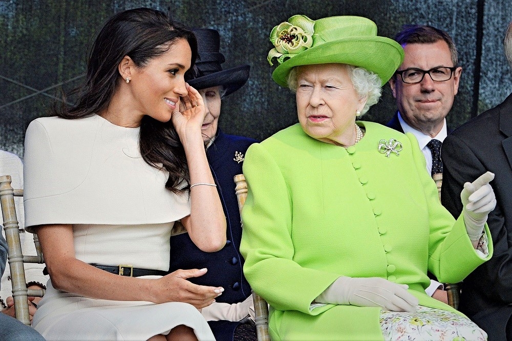 英國女王與薩賽克斯公爵夫人梅根，在2018年6月出席Mersey Gateway Bridge開幕式。（湯森路透）