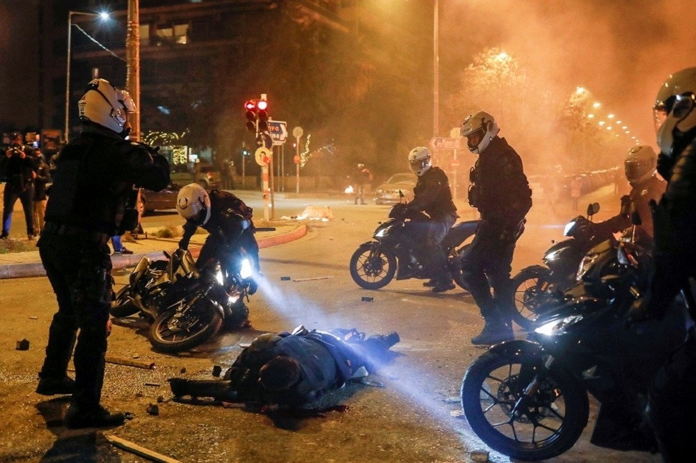 3月9日雅典警察用摩托車包圍受傷的同事。（湯森路透）