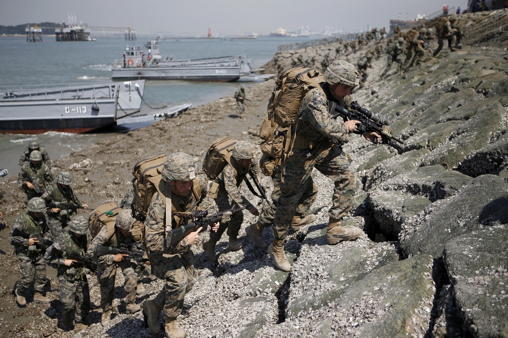 美軍與南韓陸戰隊進行聯合演習任務。（湯森路透）