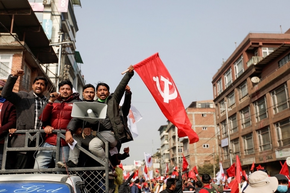 民眾不滿解散議會1月22日在尼泊爾首都加德滿都抗議。（湯森路透）