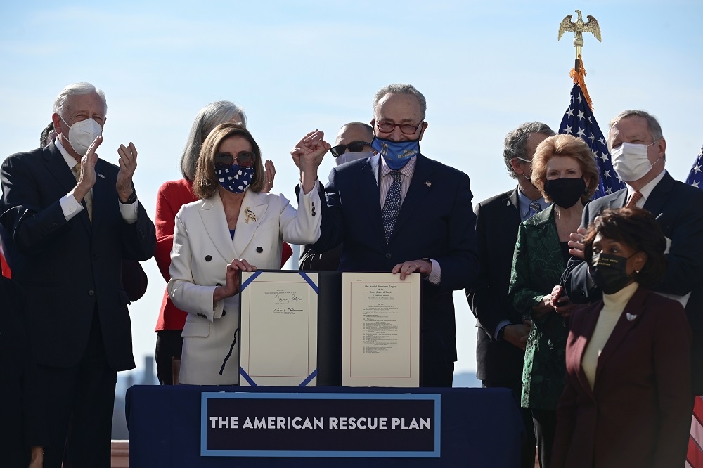 美國眾議院通過1.9兆美元「美國救援計畫」（American Rescue Plan）法案，皆為民主黨籍的眾議長佩洛西，以及參議院多數黨領袖舒默一同慶賀。（湯森路透）
