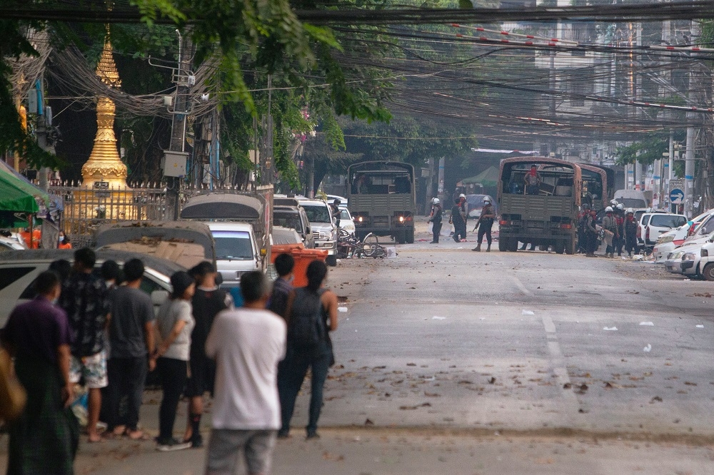 緬甸抗議民眾與警方對峙。（湯森路透）
