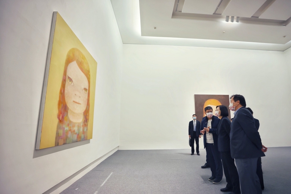 總統蔡英文等人一同欣賞《奈良美智特展》中的作品（文化總會提供）
