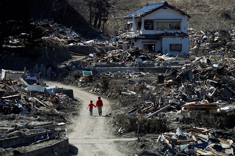 日本東北大地震，岩手縣宮古市民於2011年4月5日回到災區。（湯森路透）