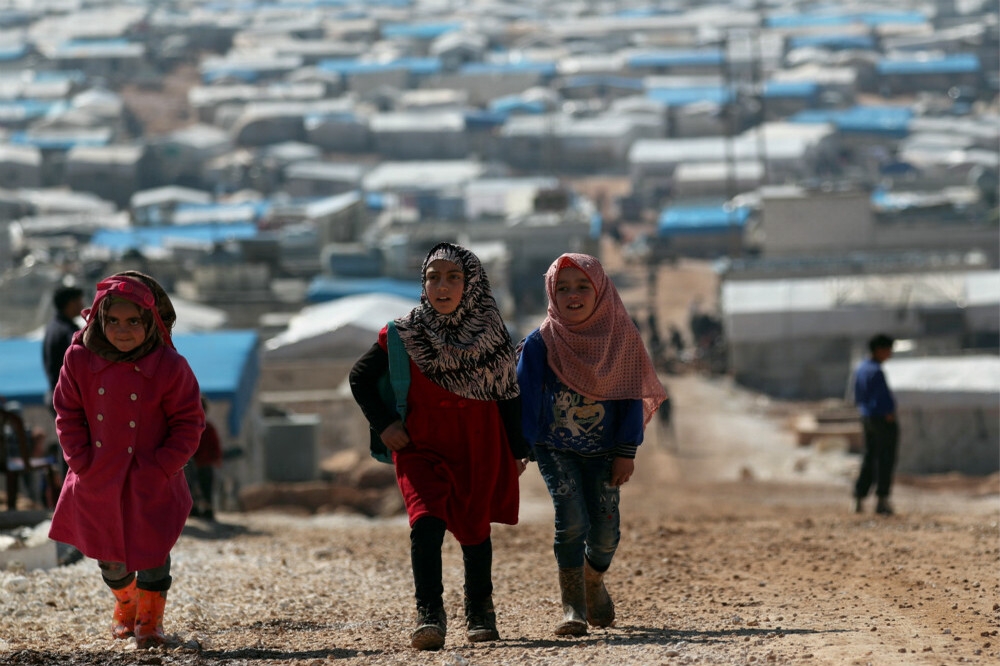 延燒十年的敘利亞內戰，造成數百萬人民被逃離海外。圖為難民營內的敘利亞小女孩。（湯森路透）