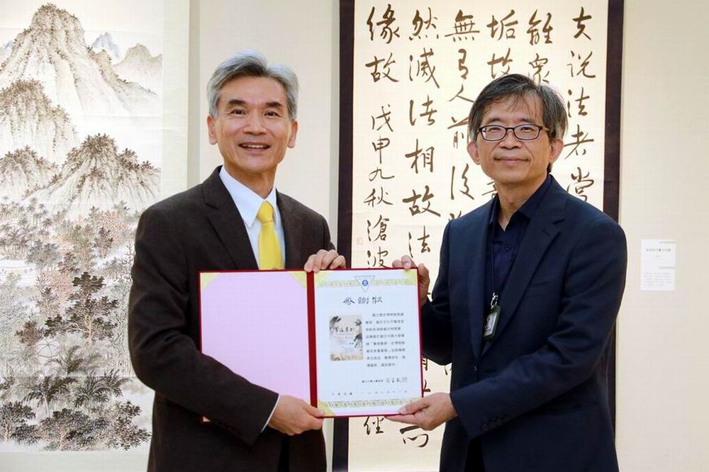 興大校長薛富盛（左）致贈感謝狀給國立歷史博物館館長廖新田。（楊文琳攝）