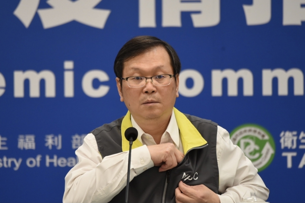 莊人祥14日在記者會上說，食藥署將於17日完成台灣現有的AZ疫苗相關檢驗，施打日期將在近期宣布。（蔣銀珊攝）