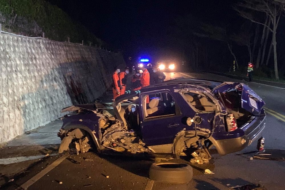 台東縣省道台11線15日凌晨2點多在加母子灣路段發生車禍，1輛藍色轎車嚴重自撞山壁，車上6人1死4傷。（取自台東臉書災害通報）