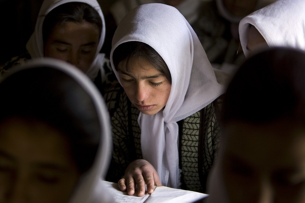 阿富汗教育部傳出禁止12歲女學生唱歌。（湯森路透）