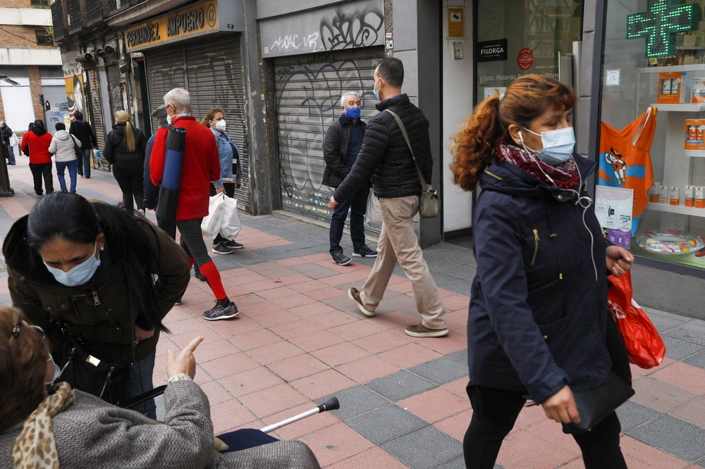受到疫情衝擊，西班牙首都馬德里鬧區許多店面相繼倒閉。（湯森路透）