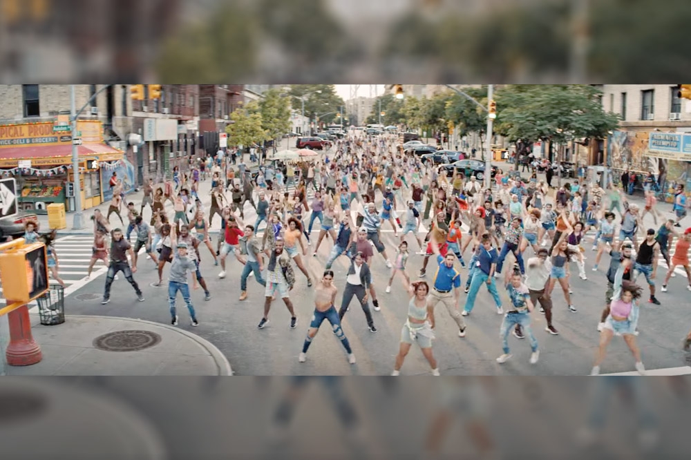 《紐約高地》千人街頭跳舞的華麗場面，相當令人震撼。（翻攝自YouTube／華納兄弟台灣粉絲俱樂部）