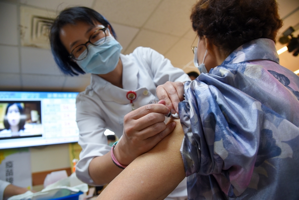 新冠疫苗將開打，據悉，衛福部初步規劃接種將採「預約制」，輝瑞疫苗每周預約接種數至少250人，莫德納、AZ每日以大約10人為單位。（資料照片／蔣銀珊攝）