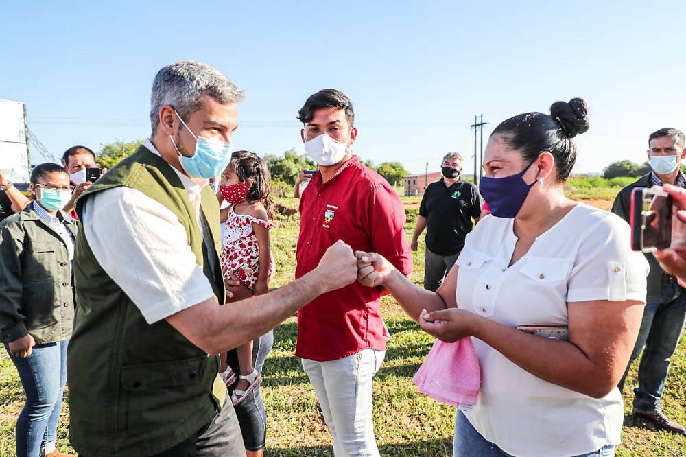 我國南美友邦巴拉圭COVID-19疫情惡化，該國政府為加速取得疫苗，緊急向外求援；圖左為巴拉圭總統Marito Abdo。（翻攝自Marito Abdo推特）