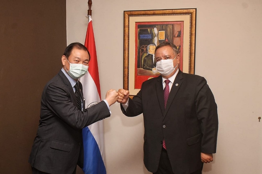巴拉圭國家情報部日前在推特披露，情報部長艾奎諾與我國駐巴拉圭大使韓志正會晤，表達希望我國能提供疫苗協助。（取自SNI推特）