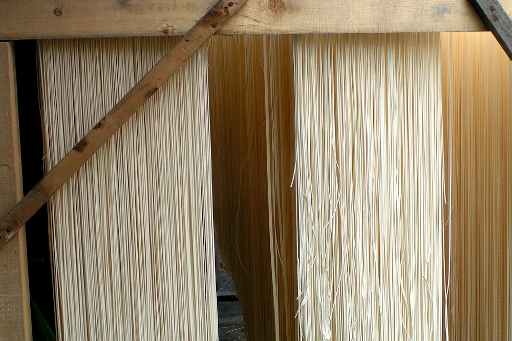 （2006 © rabble,drying noodles @ Flickr, CC BY-SA 2.0.）