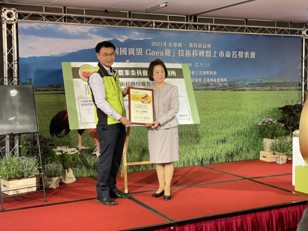 圖說：君達集團董事長尹純綢（右）「台灣國寶級Gaea雞」技術移轉暨上市命名發表會，農委會主委陳吉仲（左）見證。