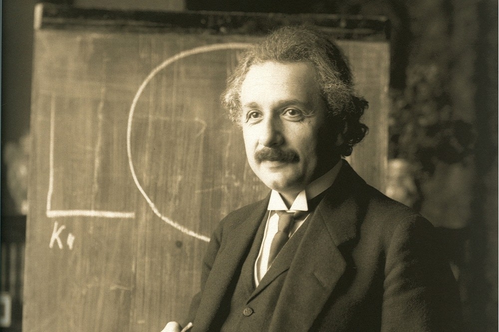 愛因斯坦只是探討真理，無法預見自己的研究會有何用途，只是歷史走到關鍵點，剛好需要用到他的理論拯救世界。（維基百科）