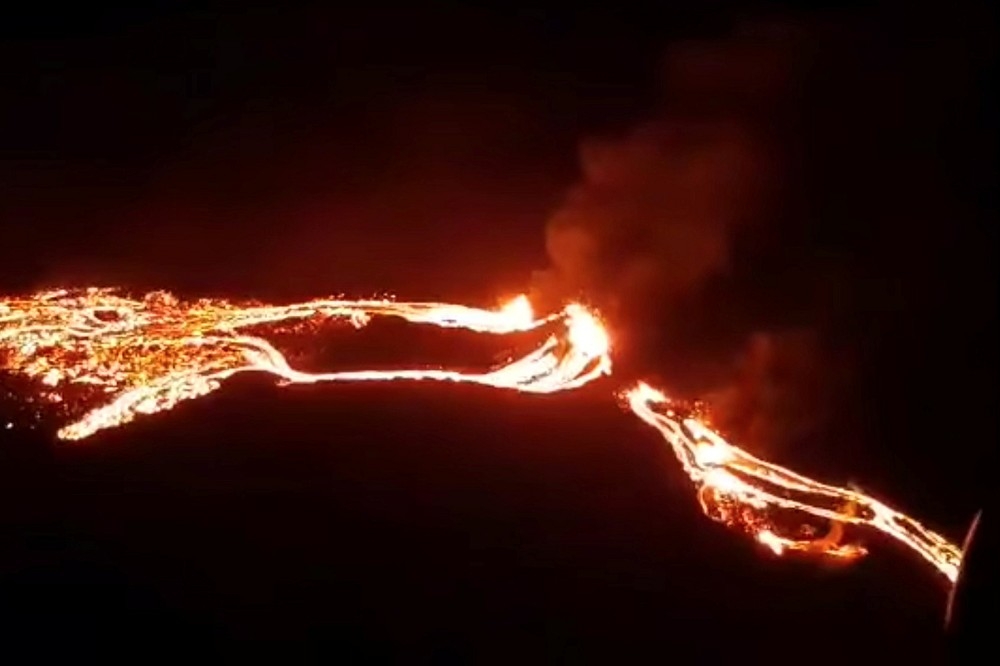 冰島法格拉達爾山19日火山爆發，點紅整個天空。（湯森路透）