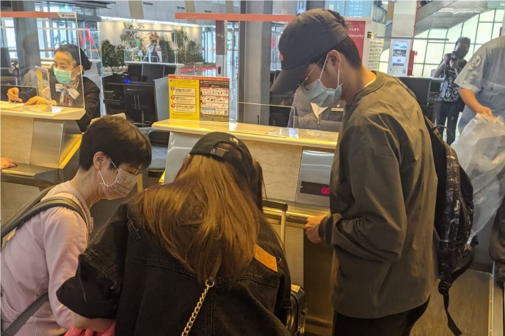 江宏傑（右）與姊姊江恆亘（中）等江家人出現在松山機場，協助福原愛的媽媽（左）搭機返回日本。（讀者提供）