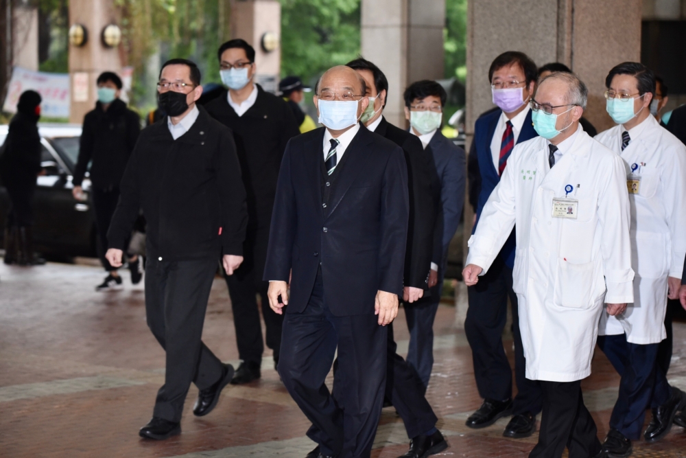 行政院院長蘇貞昌和衛福部部長陳時中19日上午在台大醫院帶頭接種AZ疫苗。（張哲偉攝）
