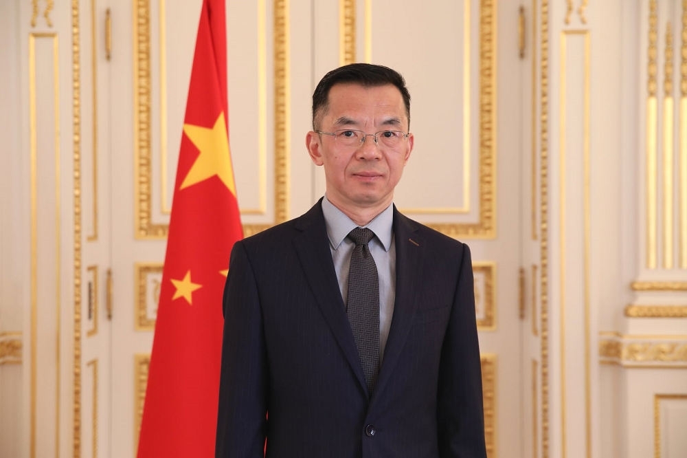 中國駐法大使盧沙野被法媒爆料，用尖酸刻薄的措辭威脅法國參議員李察不准訪台。（取自中國駐法大使館臉書）