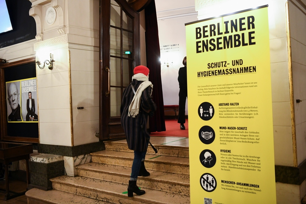 柏林戲劇院外張貼海報，提醒民眾戴口罩和保持社交距離。（湯森路透）