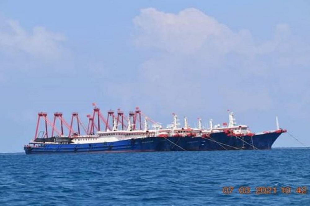 中國漁船大量集結在牛軛礁附近。（擷取自「菲律賓總統府」@pcooglobalmedia）