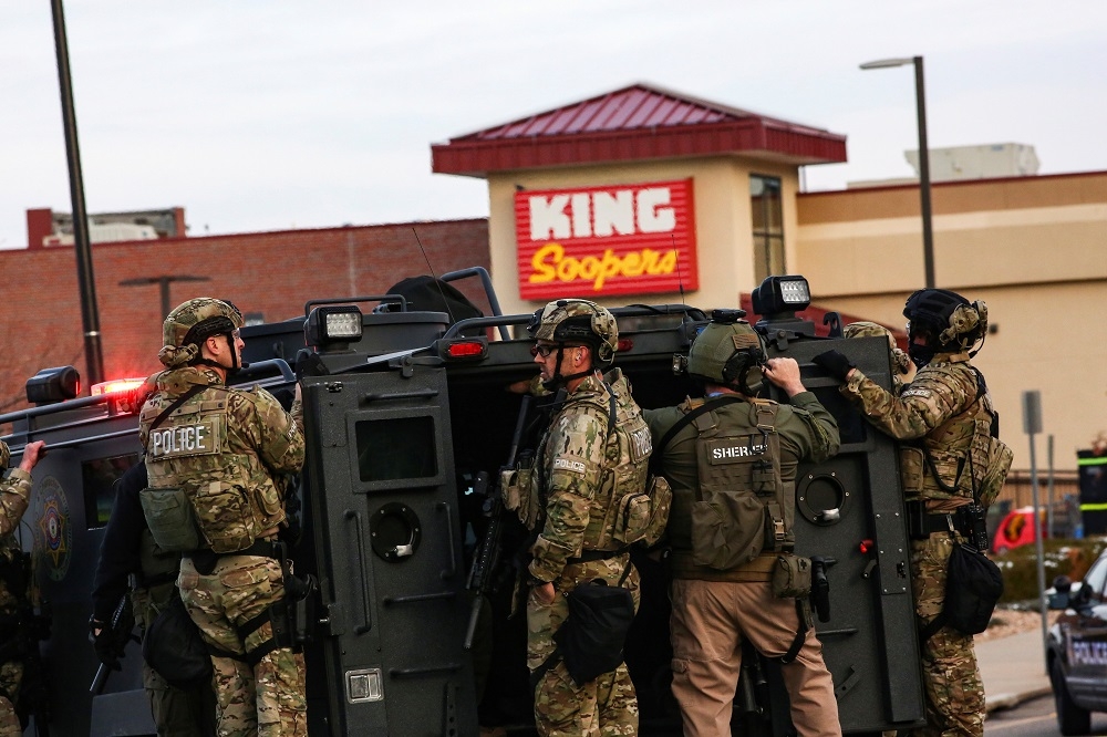 科羅拉多州城市波德的超市King Soopers前，執法人員重裝戒備。
