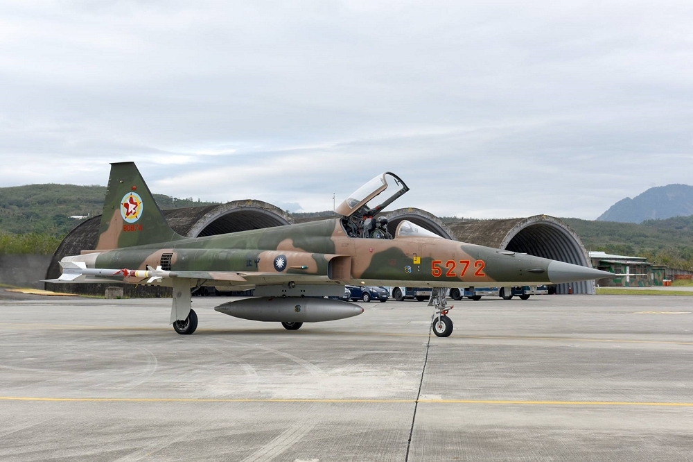 空軍F-5E戰鬥機在台灣服役超過40年，迄今共發生29起飛行事故，造成23名飛官殉職。圖為F-5E戰鬥機及台東志航基地。（空軍提供）