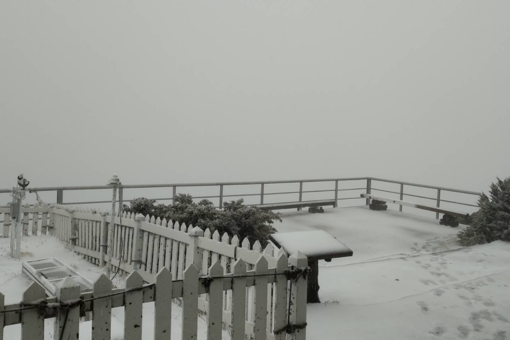 玉山在24日清晨降雪。（玉山北峰氣象站提供）