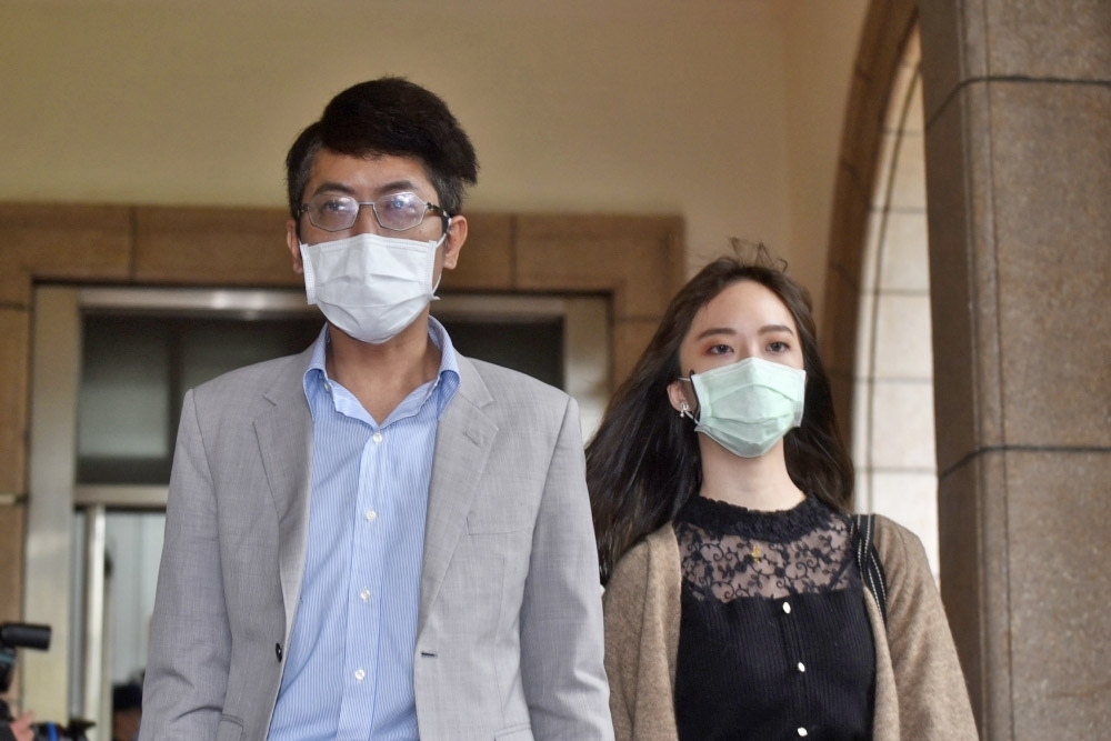 丁允恭（左）被控與女記者曾在高雄市新聞局局長室內發生性關係。（資料照片／張哲偉攝）