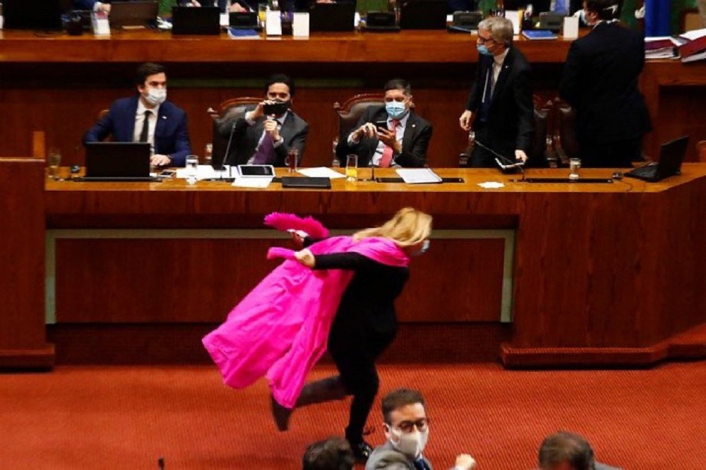 智利議員吉爾斯在國會裡學火影忍者奔跑。（推特截圖）