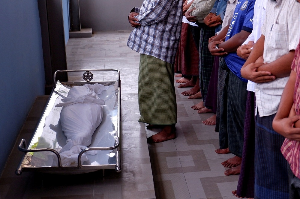緬甸政變最年輕犧牲者家屬為亡者送上最後一程，圖為曼德勒穆斯林葬禮現場。（湯森路透）
