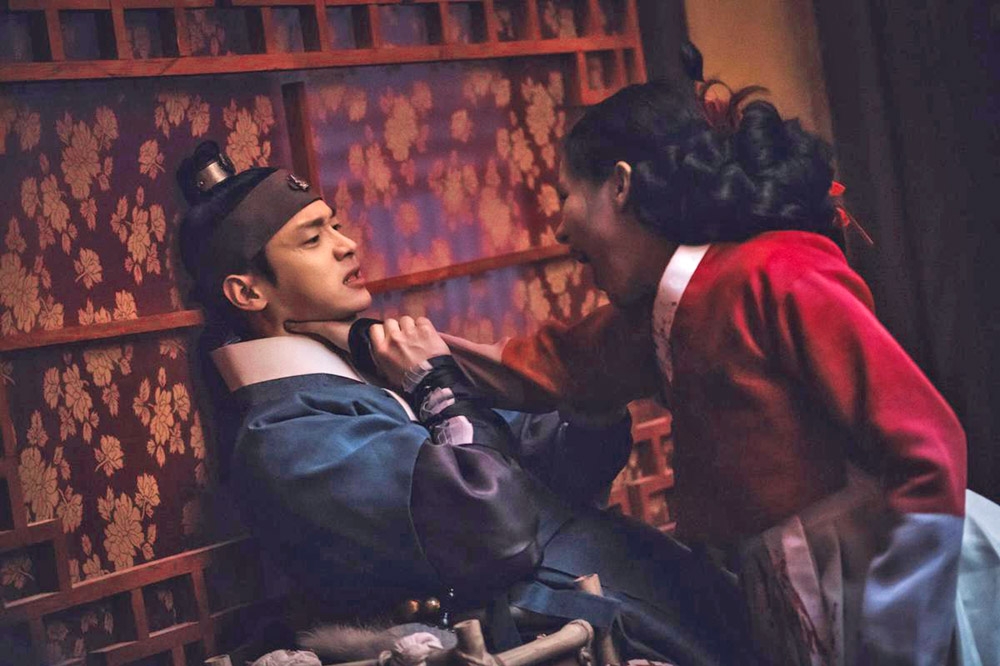 張東潤（左）主演的《朝鮮驅魔師》描述朝廷對抗活屍的題材，開拍到播出都備受關注。（friDay影音提供）
